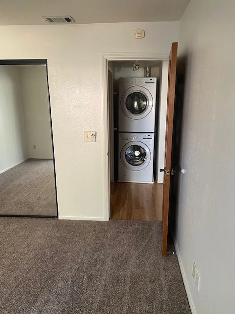 Ojai - Charming single story, two bedroom 1.5 bath condo with large yard. — Photo 3