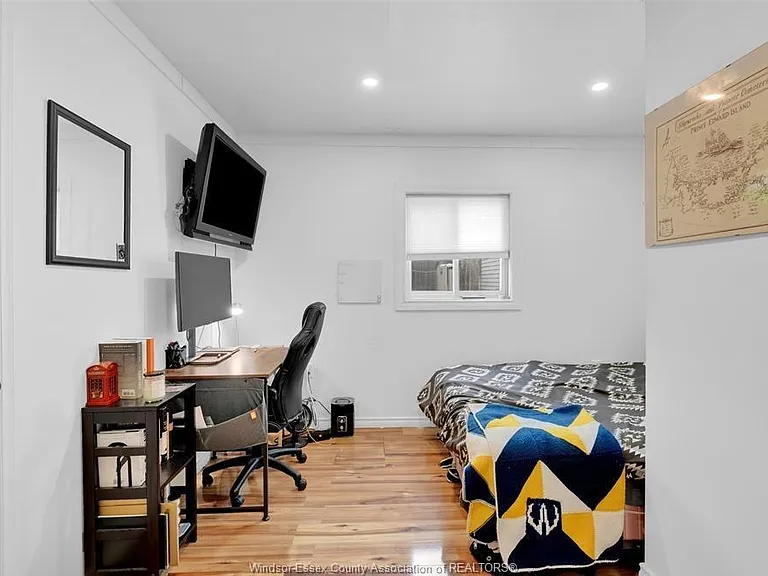 3484 Peter St — Photo 16
