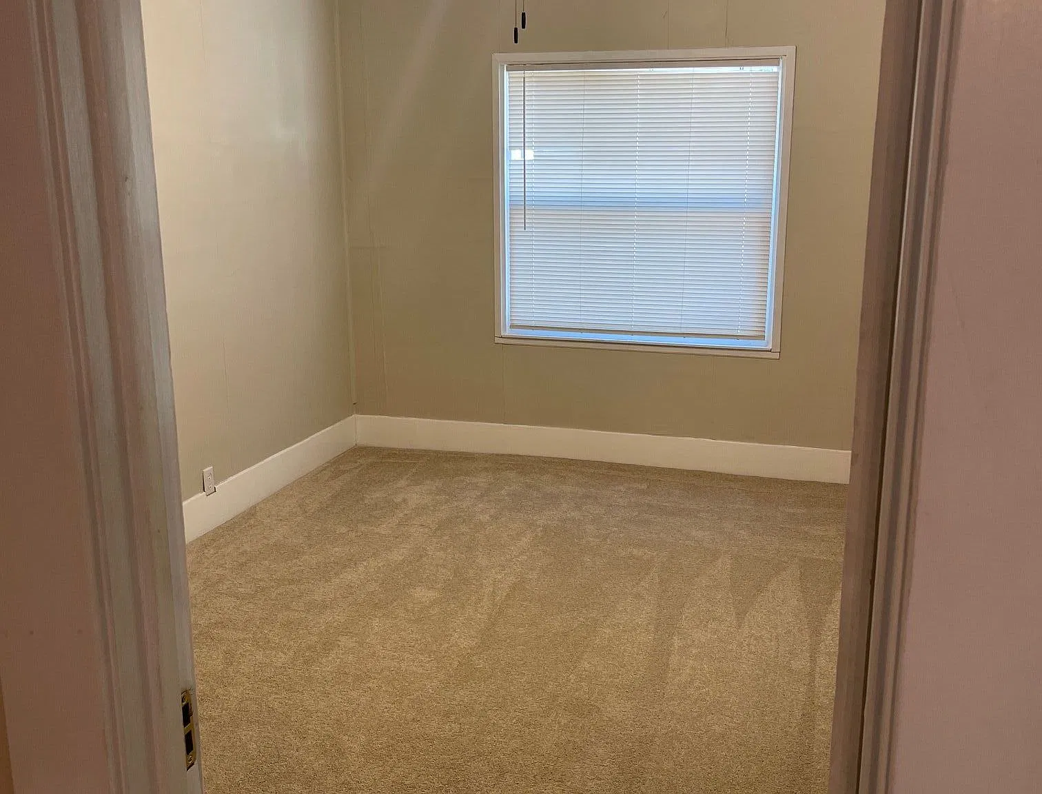 3 bed, 1.0 bath, 1500 sqft, $1,800 — Photo 3