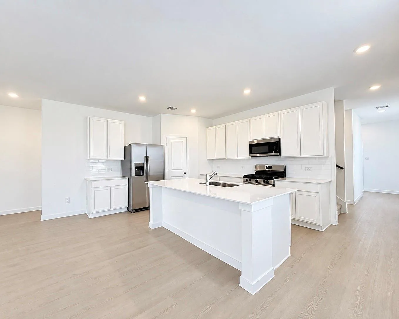 5 bed, 3.0 bath, 2637 sqft, $2,600 — Photo 4