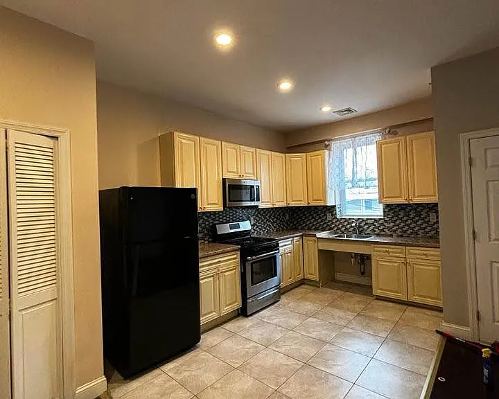 107 E Blackwell St #2 — Photo 4