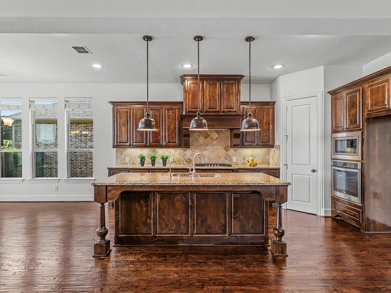 4 bed, 3980 sqft, $4,300 — Photo 4