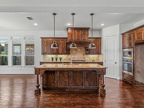 Large kitchen island and walk in pantry