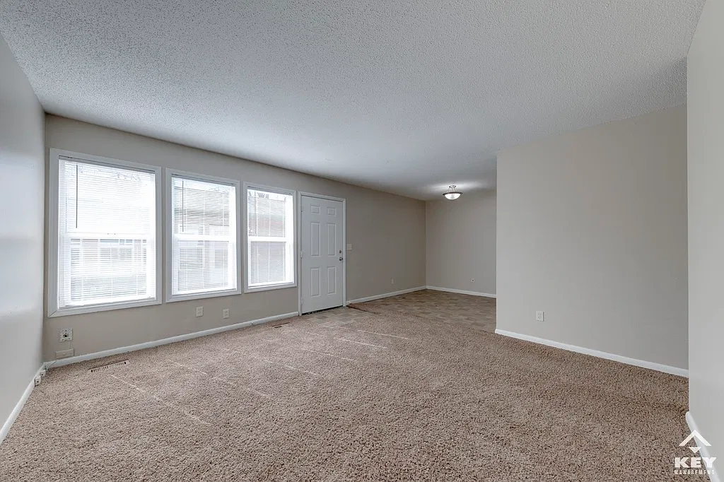 3 bed, 990 sqft, $850 — Photo 3