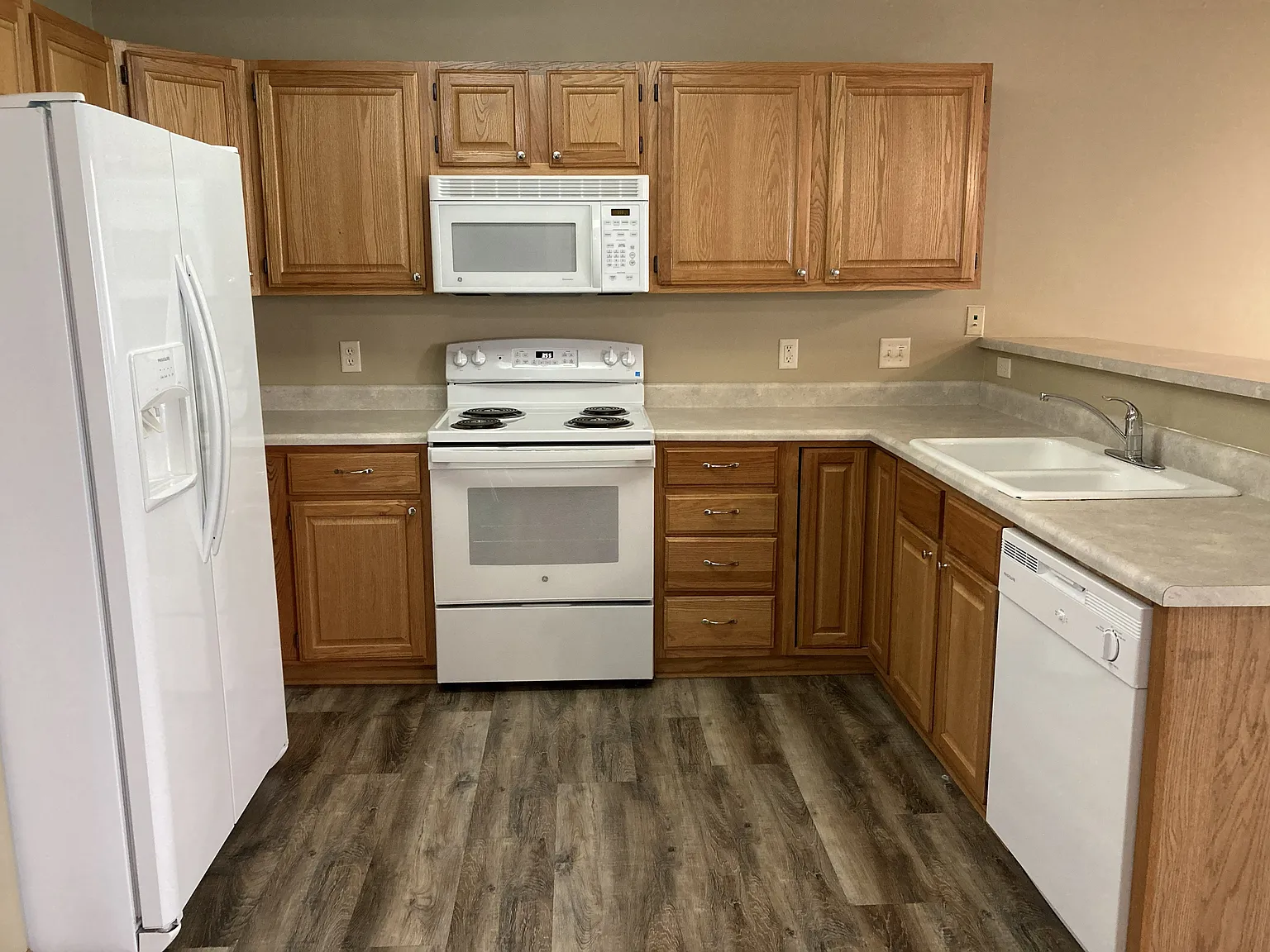 3 bed, 2.5 bath, 1739 sqft, $1,800 — Photo 3