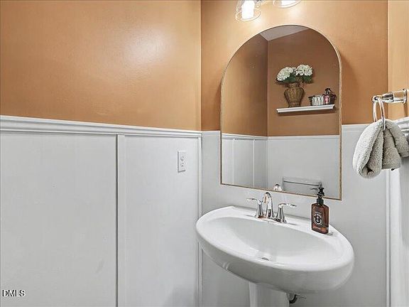 4th image of 724 Summer Music Ln