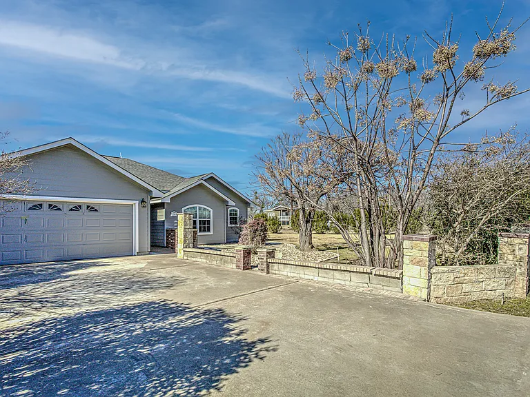 704 Poverty Dr — Photo 2
