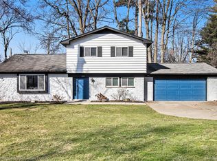 5703 Warbler Dr, Clarkston, MI