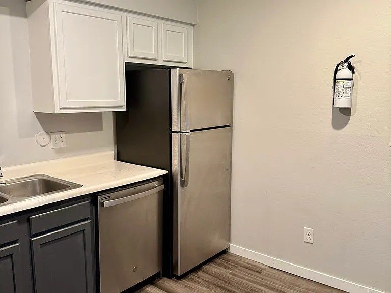 806 E College St #17S — Photo 3