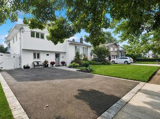 25 W End Ave, Massapequa, NY 11758