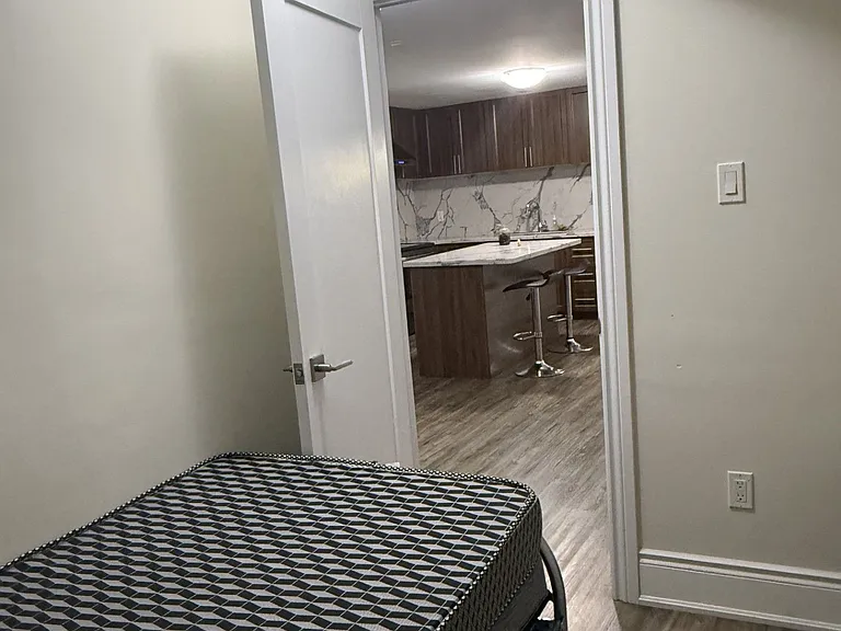 25 Westbourne Ave #BASEMENT — Photo 15