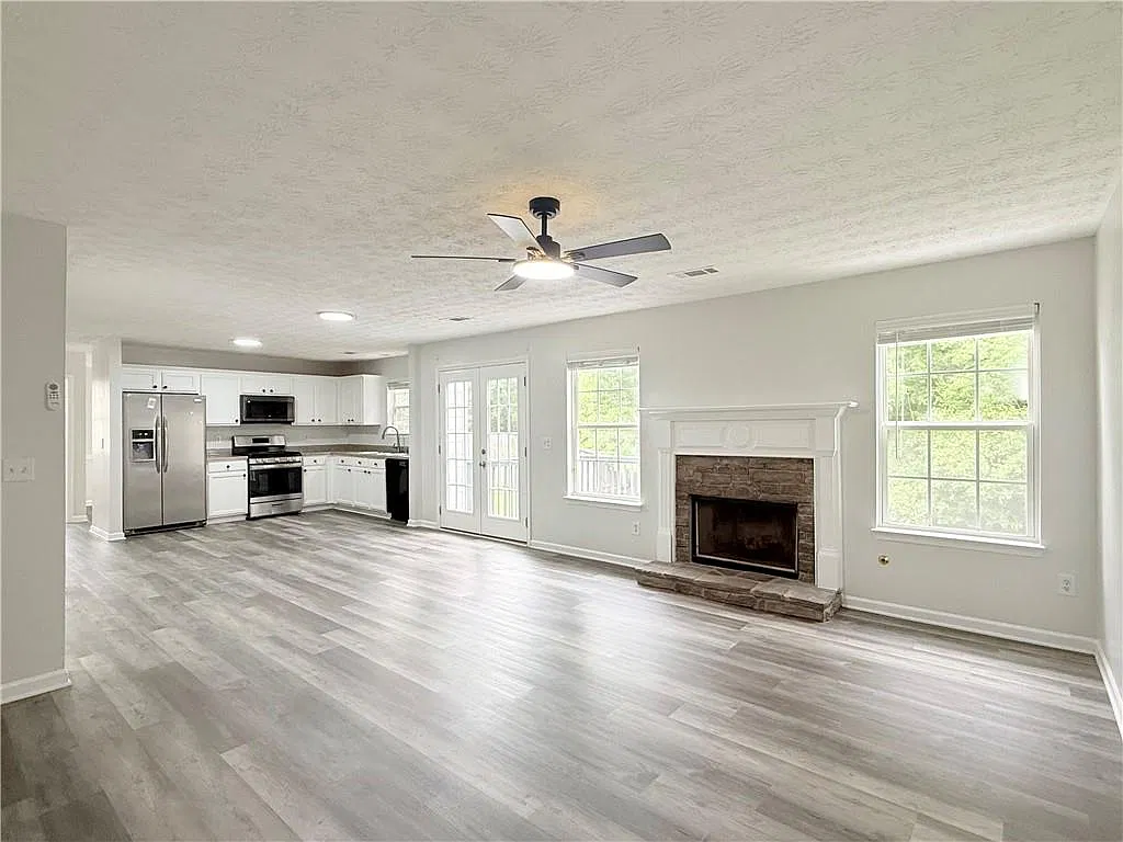 5 bed, 3.5 bath, 3132 sqft, $2,800 — Photo 2