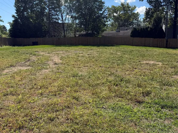 1209 Woodsboro Dr, Royal Oak, MI 48067