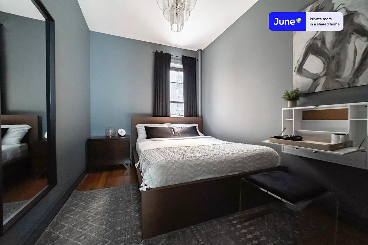 Queen bedroom in 4 bed/2 bath home in Hamilton Heights #260 C — Photo 1