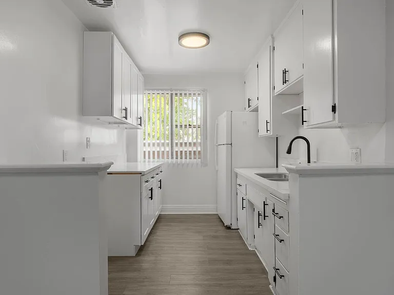 3907 Roxanne Ave — Photo 7