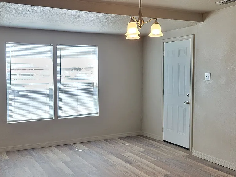 805 S Avenue C — Photo 5