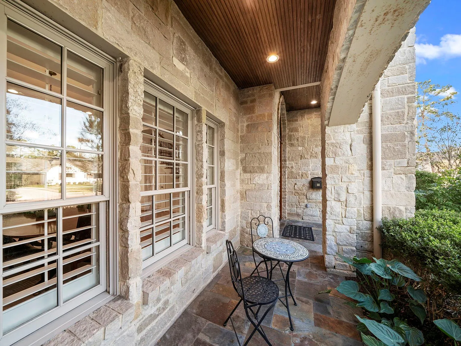 4 bed, 5.0 bath, 4619 sqft, $8,200 — Photo 4
