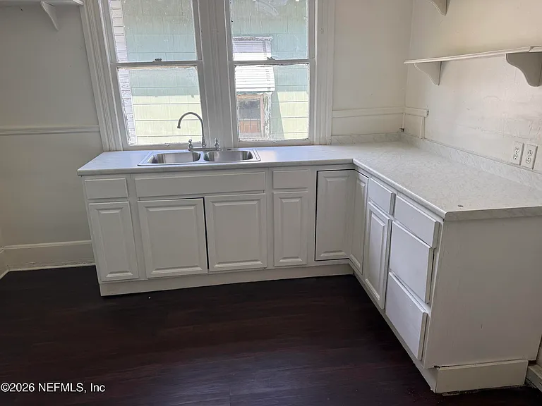 1052 E 10th St — Photo 7