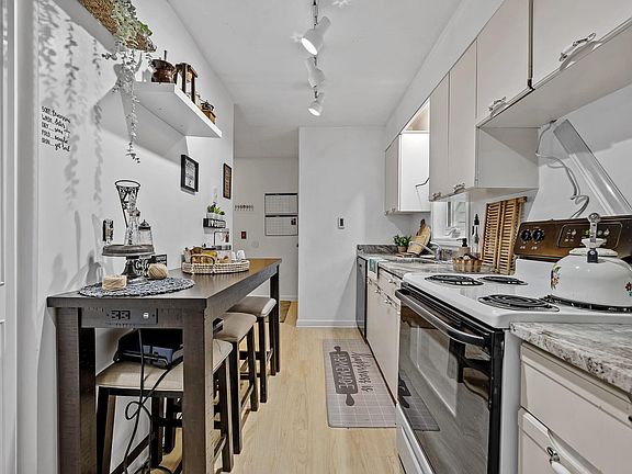 3rd image of 1199 Grafton St Unit 92