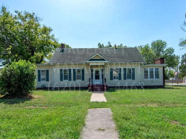 715 W 6th St, Coffeyville, KS 67337
