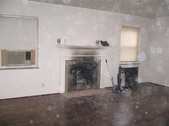 3rd image of 1631 S Dixon Cir