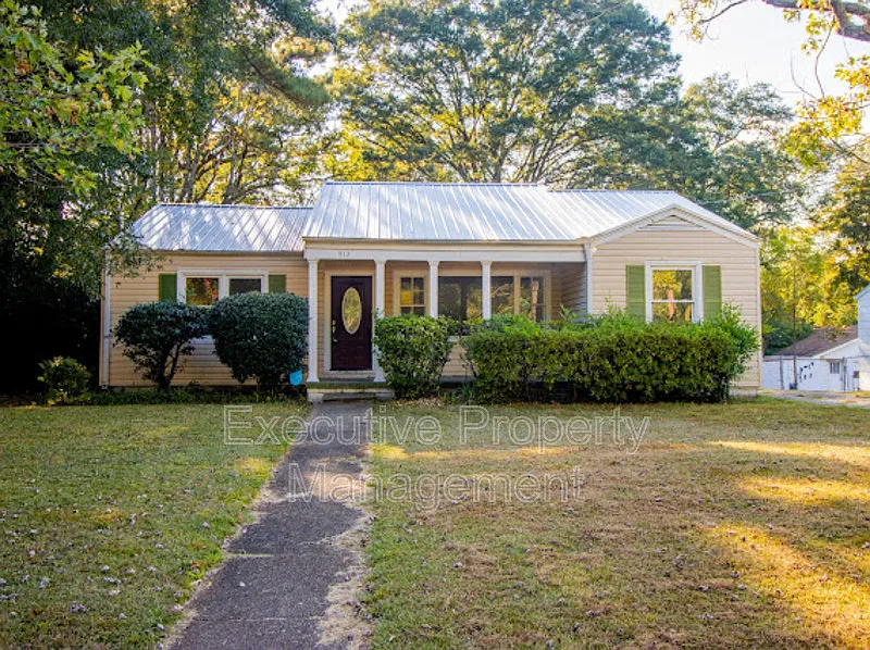 3 bed, 1.0 bath, 1178 sqft, $1,000 — Photo 1