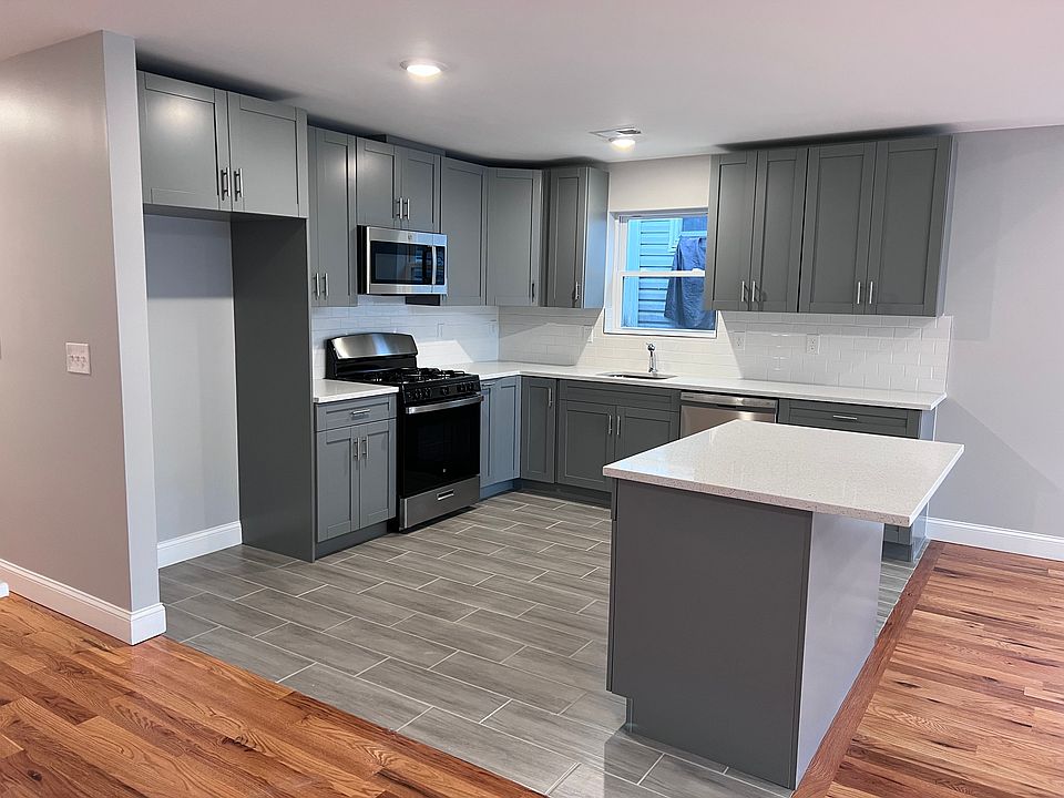 1st image of 118 Littleton Ave #2
