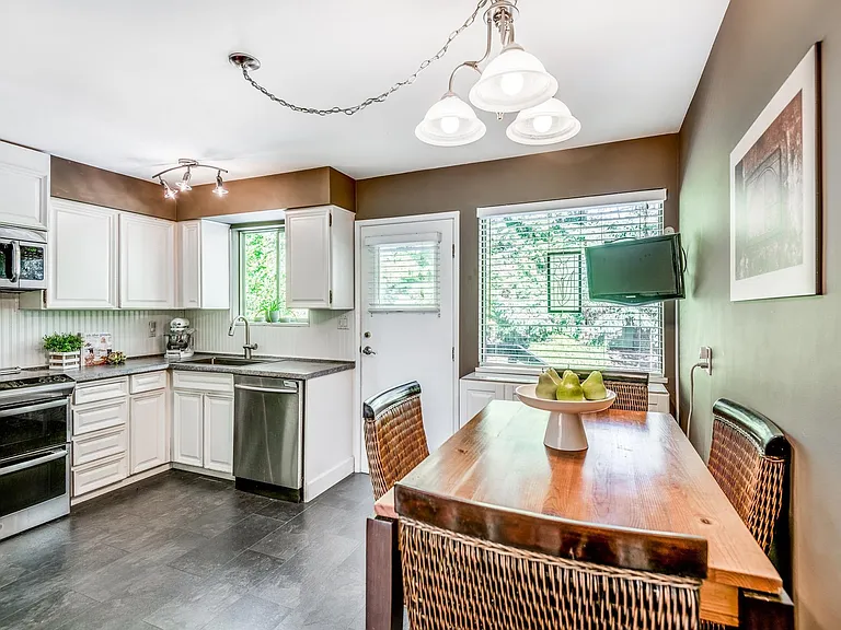 885 Fairfield Rd — Photo 17