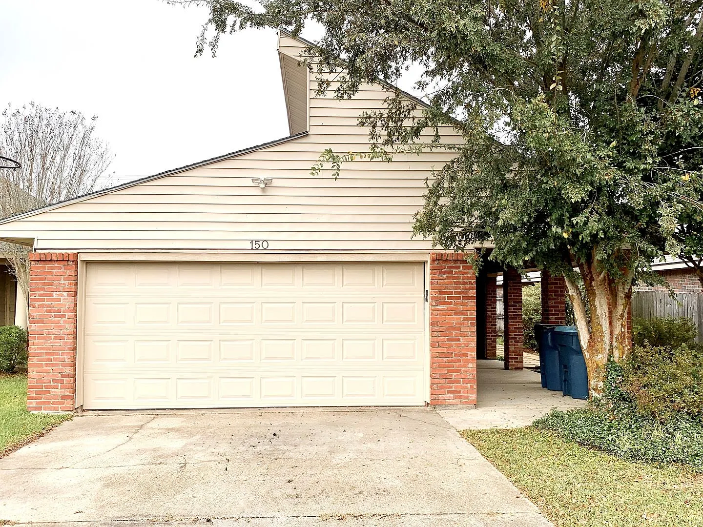 Spacious 3 Bedroom, 2 Bath Home Close to Restaurants & Shopping Centers — Photo 1