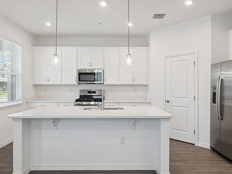 523 Orient Ave — Photo 6