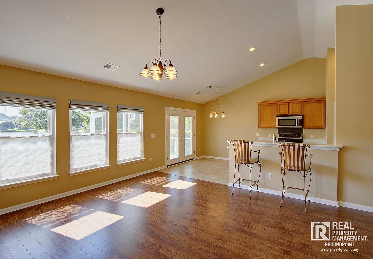 3 bed, 2.0 bath, 1184 sqft, $2,000 — Photo 4