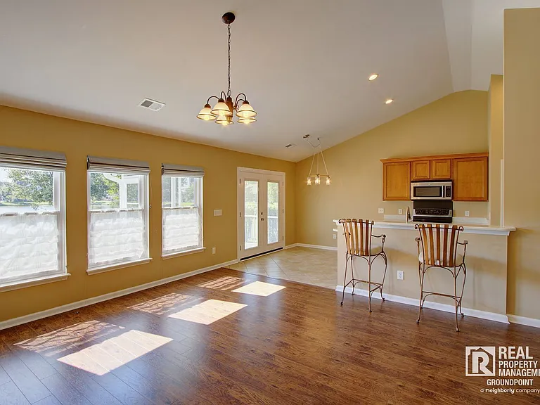 97 Avonshire Dr — Photo 4