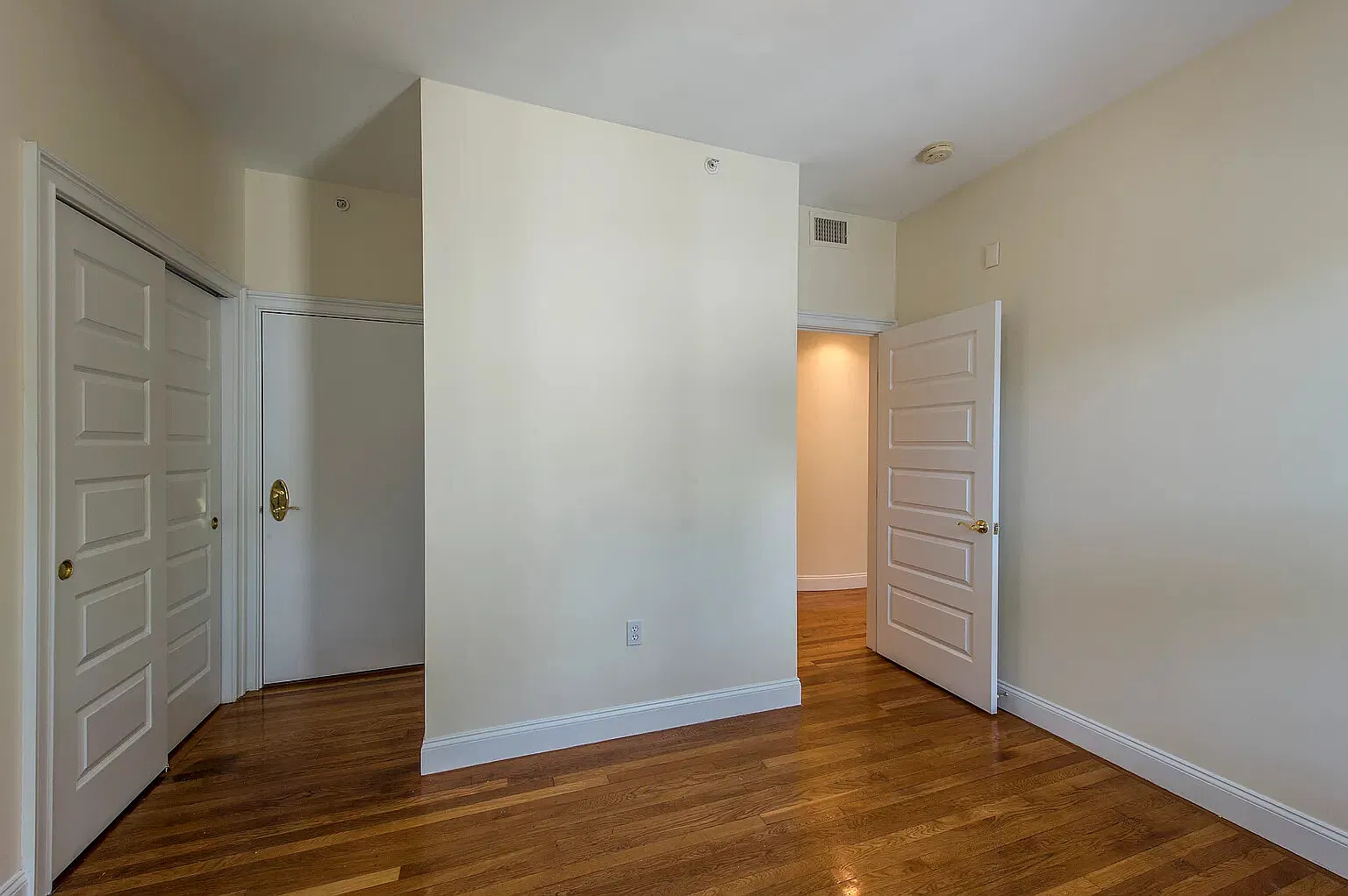 2 bed, 9999 sqft, $3,300 — Photo 2