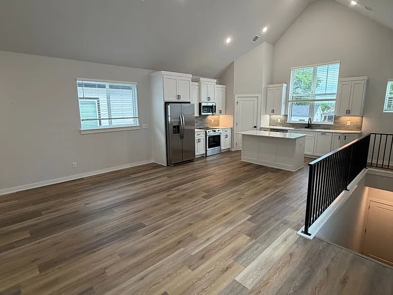 513 W Dallas St — Photo 56