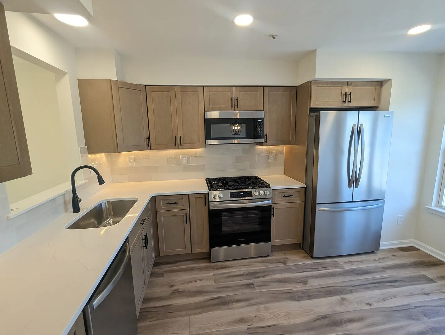 Fully Renovated Townhouse In Ballenger Creek Neighborhood Ready For You To Move In By 10/1! — Photo 4