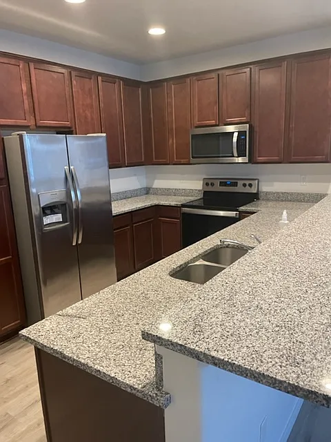 3 bed, 2.5 bath, 1360 sqft, $1,900 — Photo 4