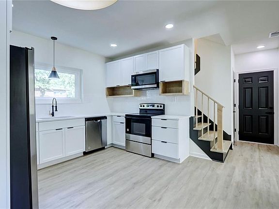 3rd image of 9187 W 85th St