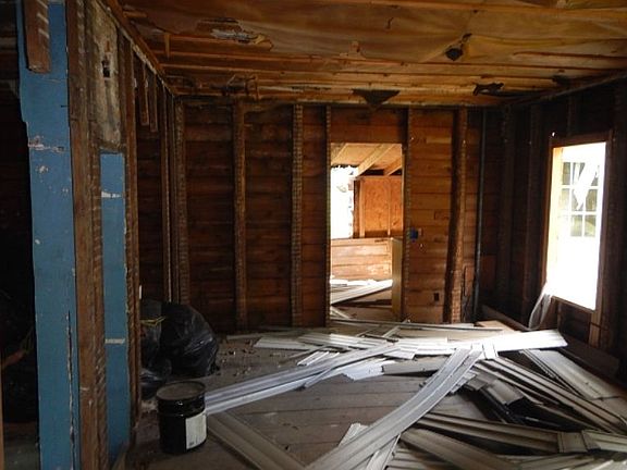 4th image of 332 Woodland St
