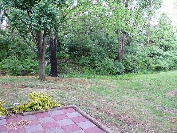 Nice corner unit. Enjoy no yardwork.