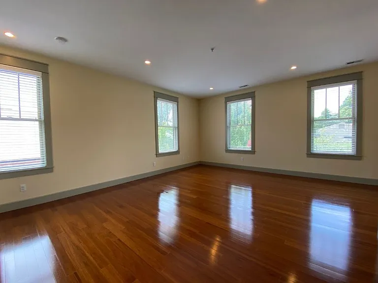 235 W Dodds St — Photo 7
