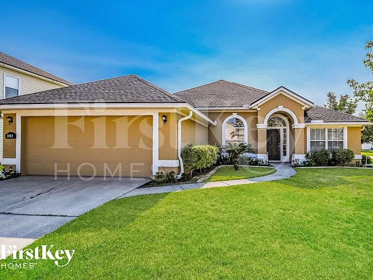 2402 Bentshire Dr — Photo 2
