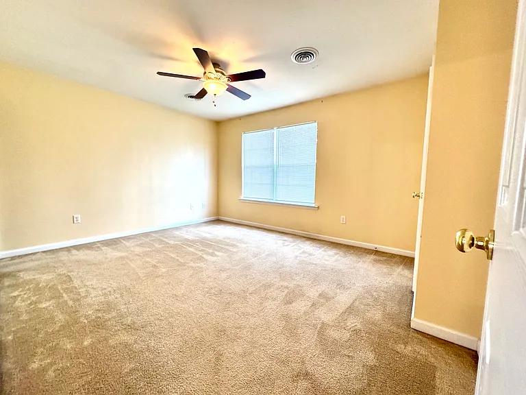 Primary En Suite Bedroom (w/ Walk-In Closet)