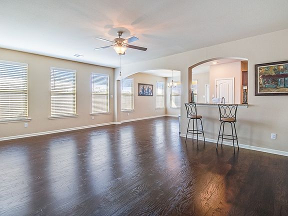 2nd image of 214 Saddle Crest Dr