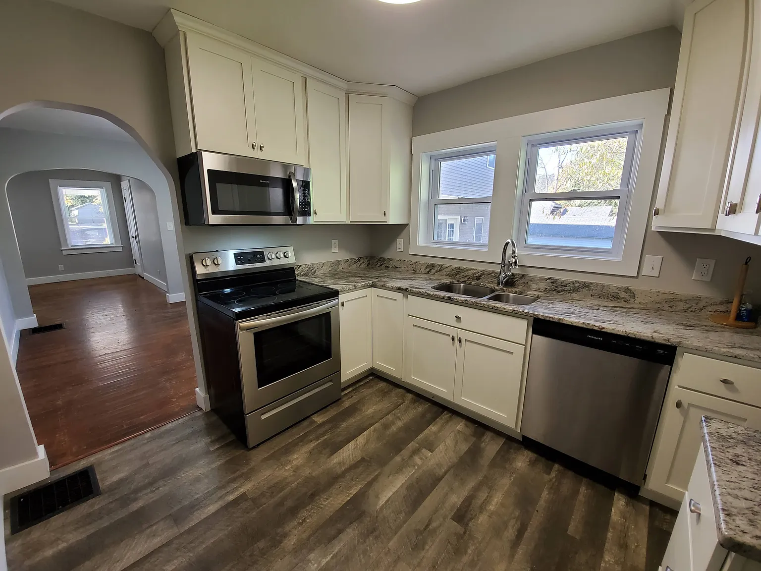 3 bed, $2,697 — Photo 3