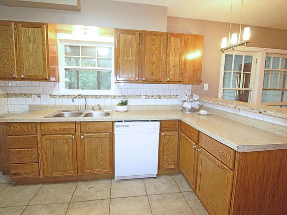 5th image of 705 Cardinal St