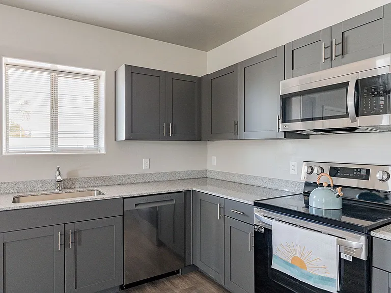 Bellevue Apartments — Photo 15