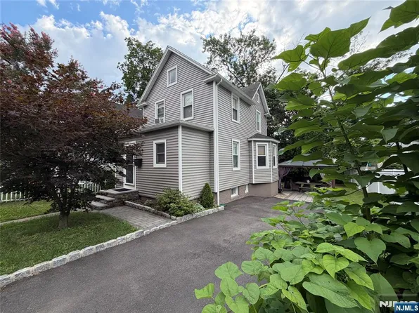 24 Roosevelt Ave, Bergenfield, NJ 07621