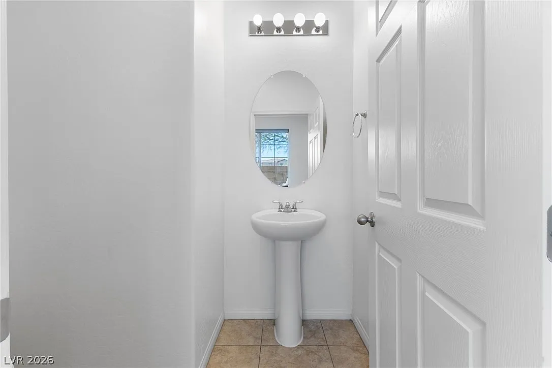 3 bed, 2.5 bath, 2043 sqft, $2,290 — Photo 3