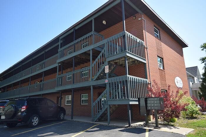1st image of 836 Vine Ave