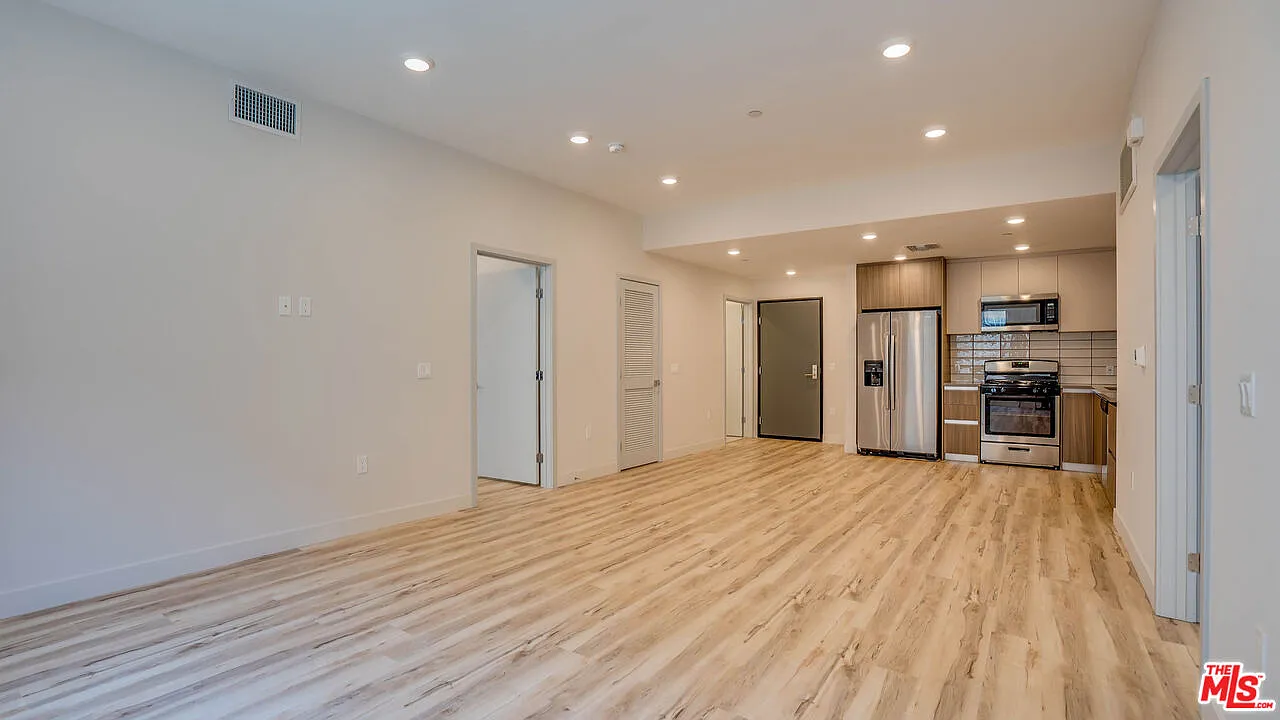 2 bed, 2.5 bath, 1310 sqft, $3,950 — Photo 3